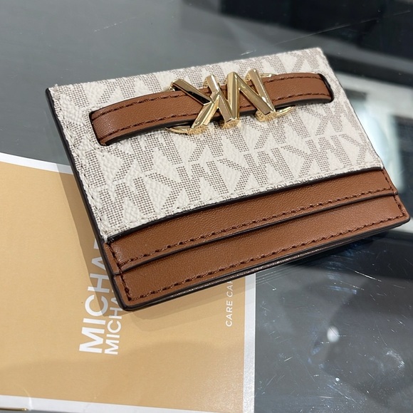 MICHAEL KORS
Reed Large Card Holder Case Wallet
Vanilla MK Signature
NWT - Picture 8 of 16